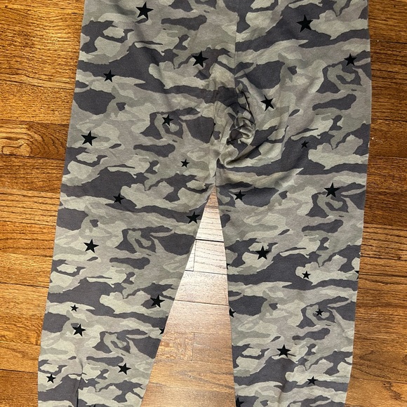 Monrow camo stars drawstring elastic bottom sweatpants - Picture 2 of 3